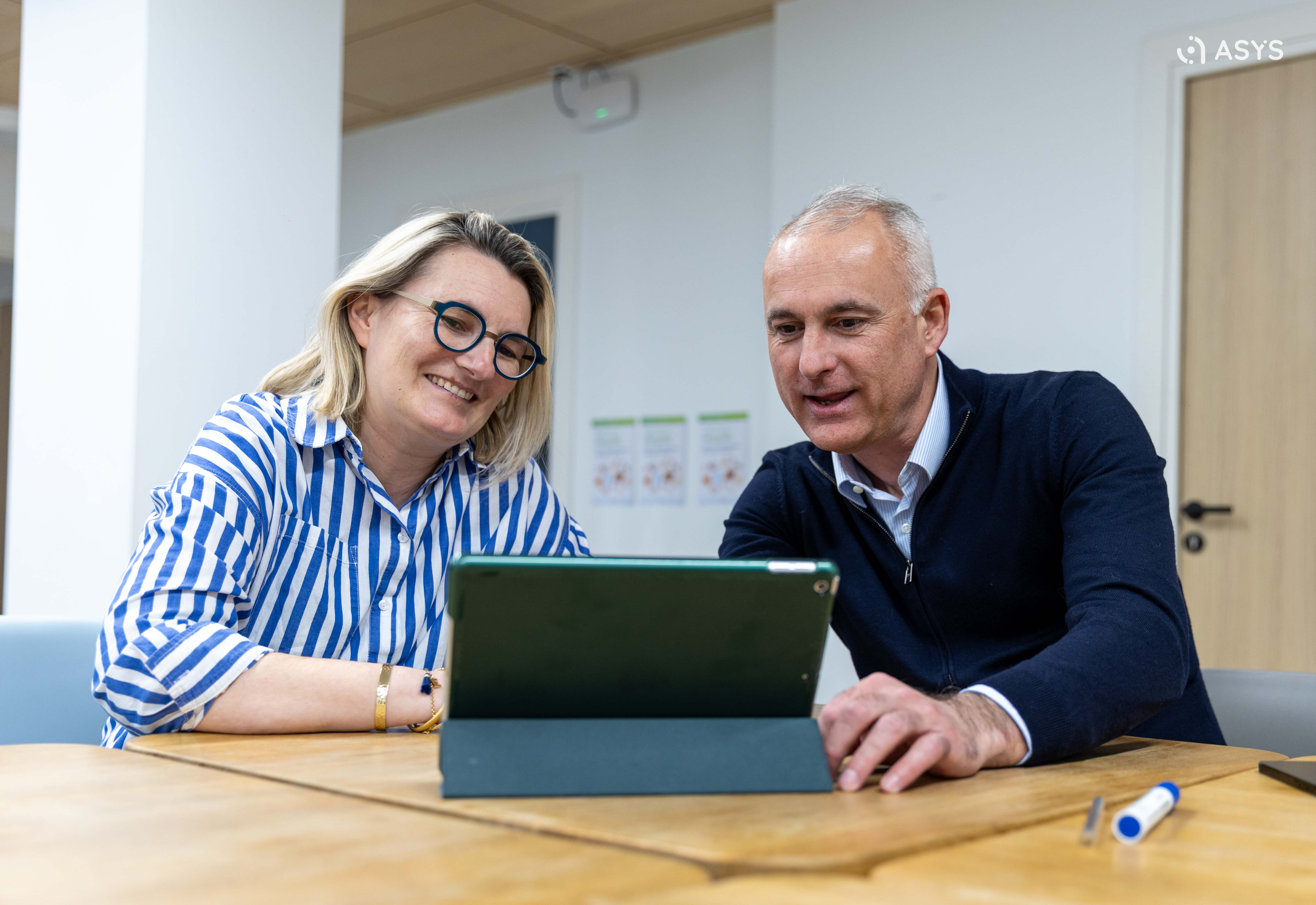 deux-collaborateurs-sur-un-pc