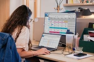 Une RH utilise un logiciel de GTA pour gérer les congés et absences