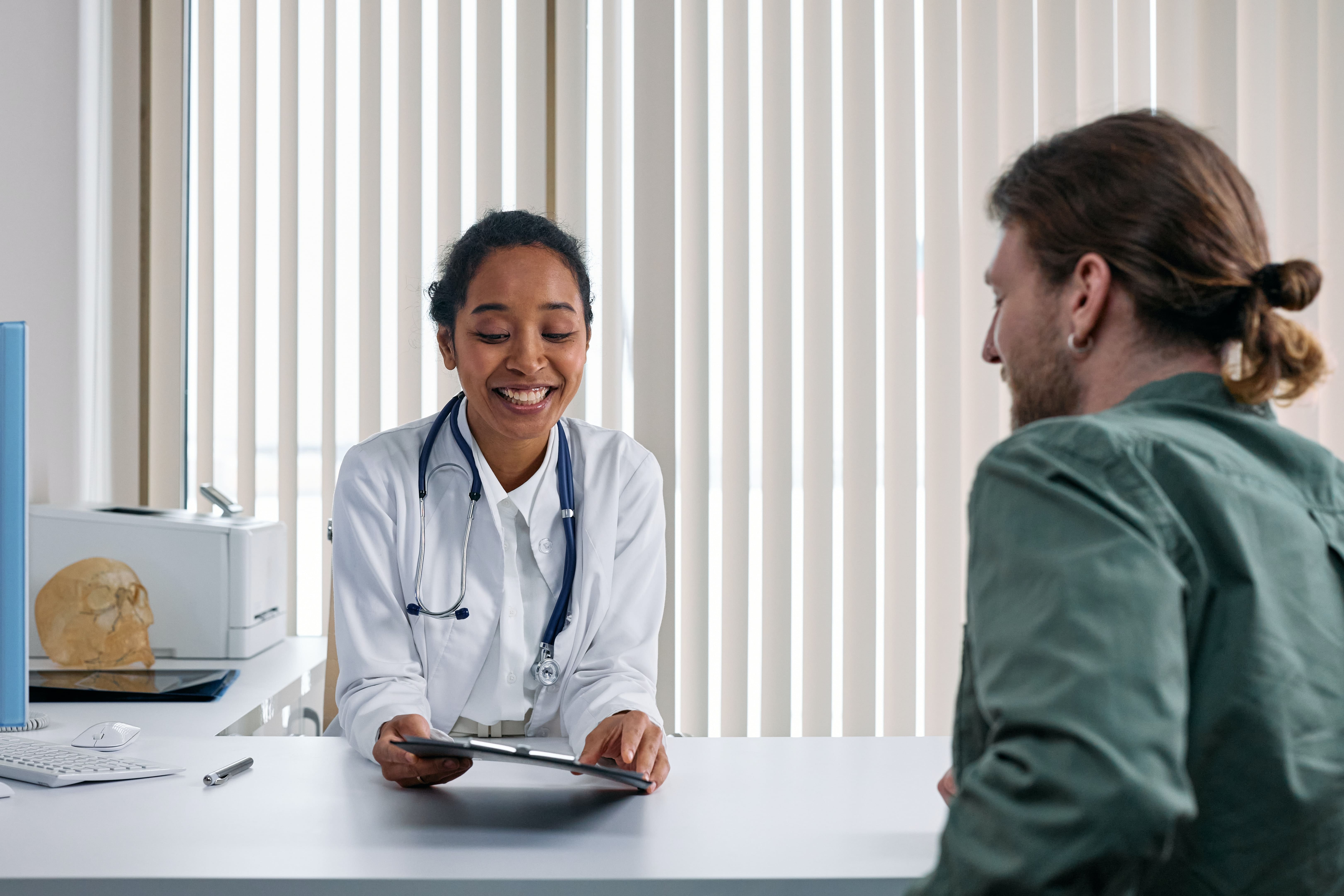 Une médecin qui partage son planning dans une clinique grâce à Chronos