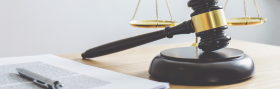 marteau de justice sur son socle